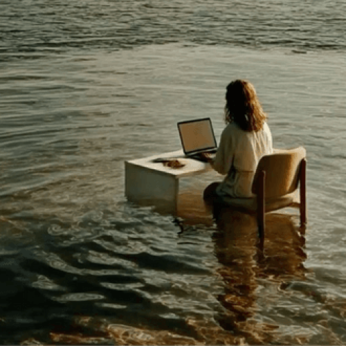 “mulher refletindo sobre escolher terapia presencial ou online”